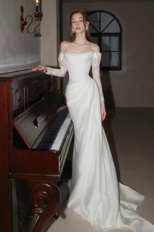 Elegant Off Shoulder Lace Wedding Dress Secondary image