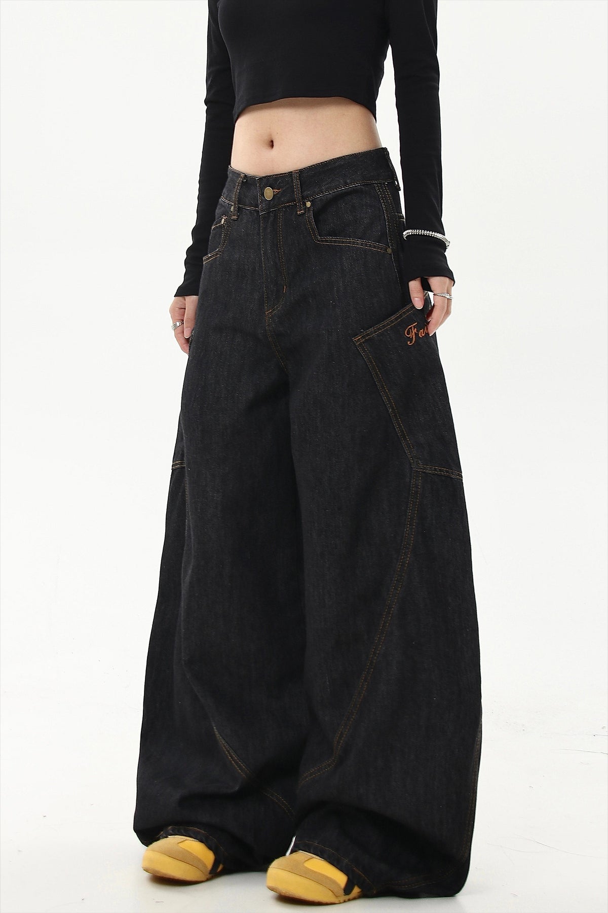 Oversized Pocket Low Rise Barrel Jeans