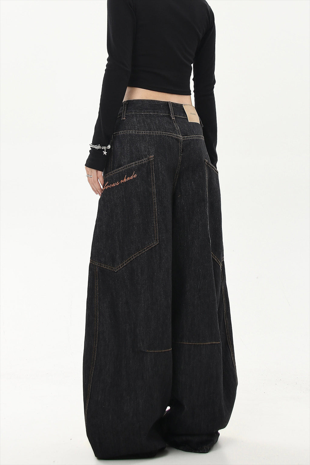 Oversized Pocket Low Rise Barrel Jeans