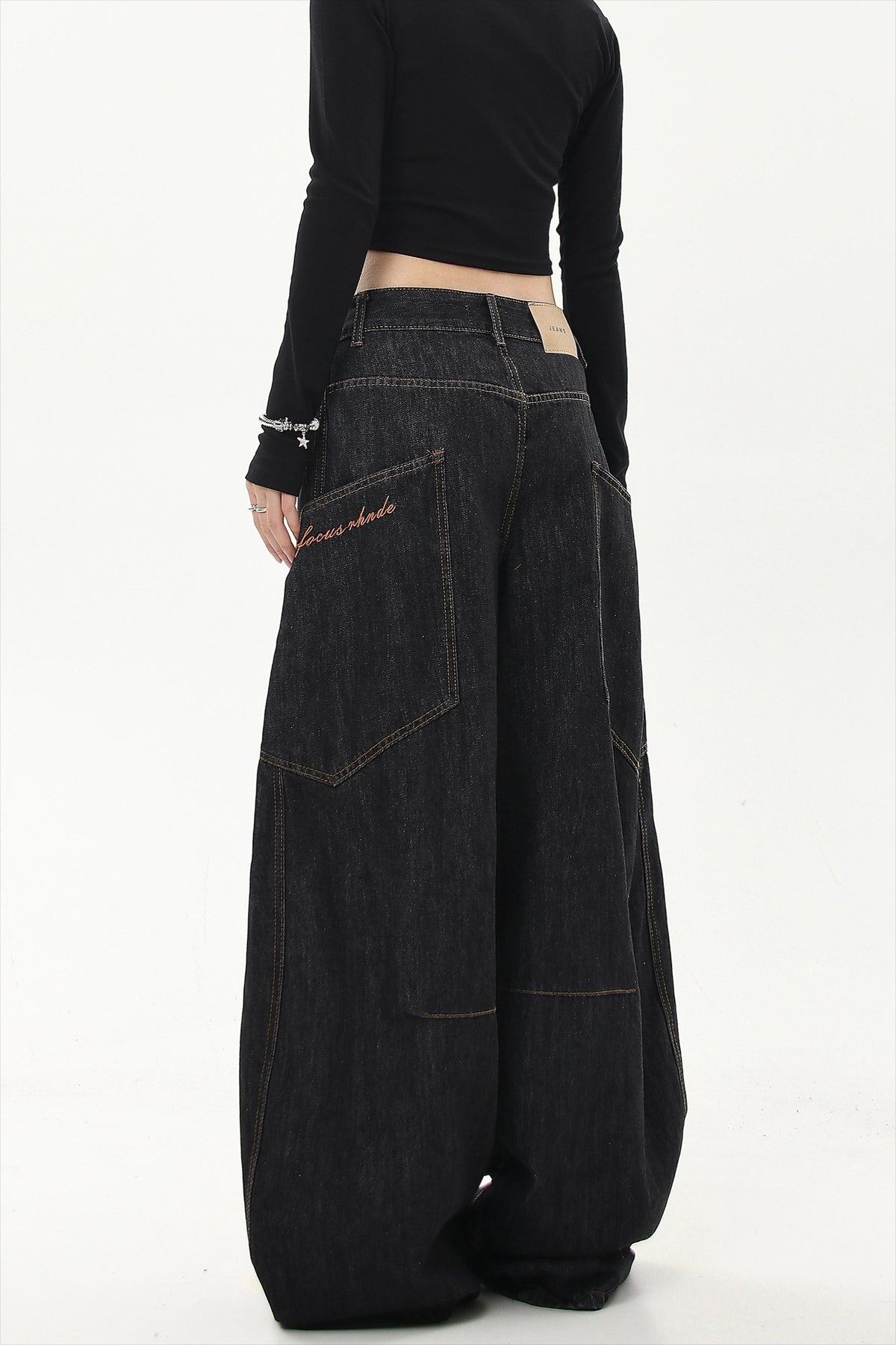 Oversized Pocket Low Rise Barrel Jeans