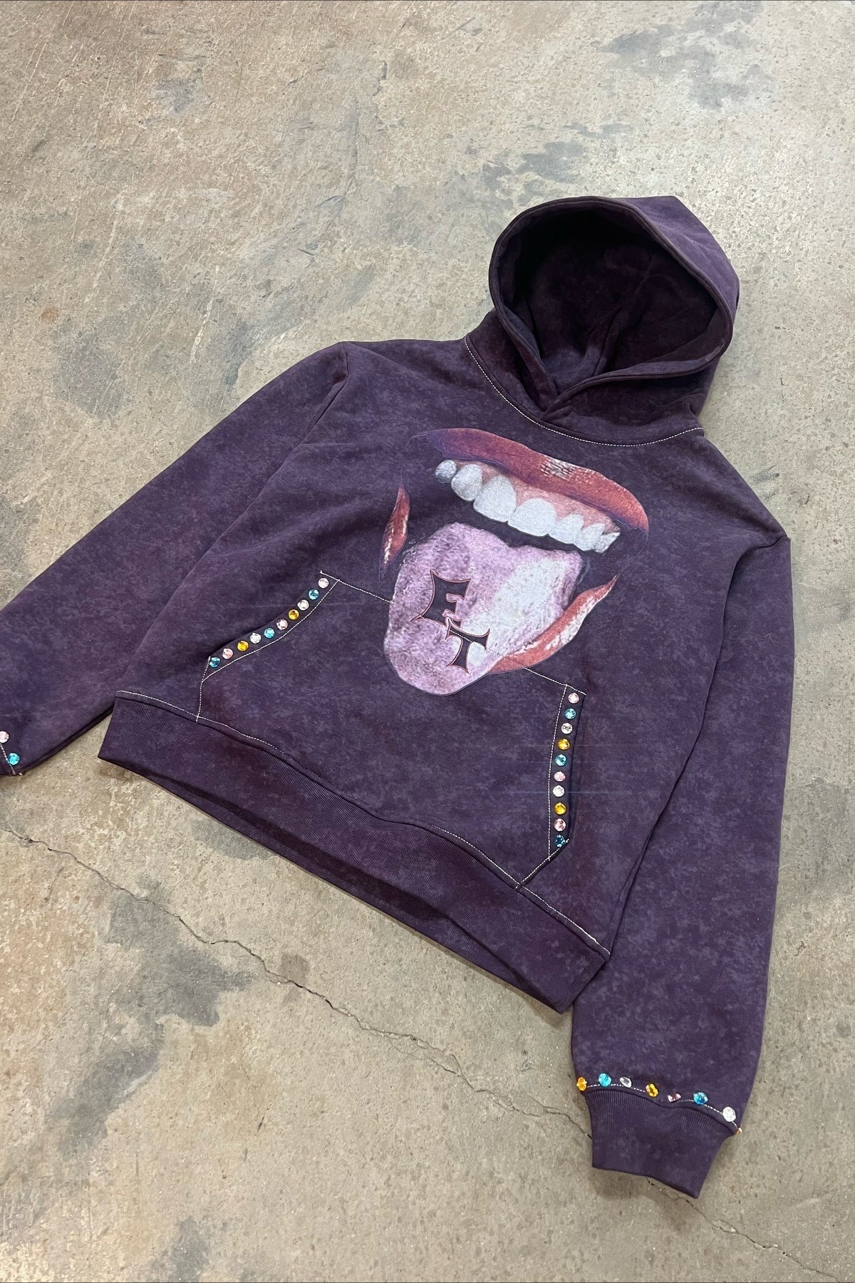 Graphic Mouth Print Studded Pullover Hoodie