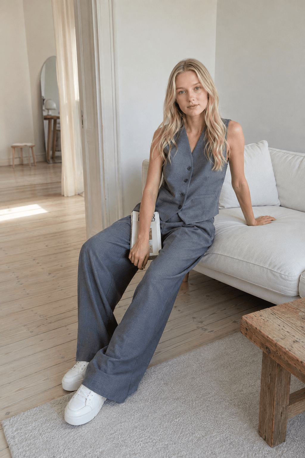 Solid Structured Graceful Suit Vest Secondary image