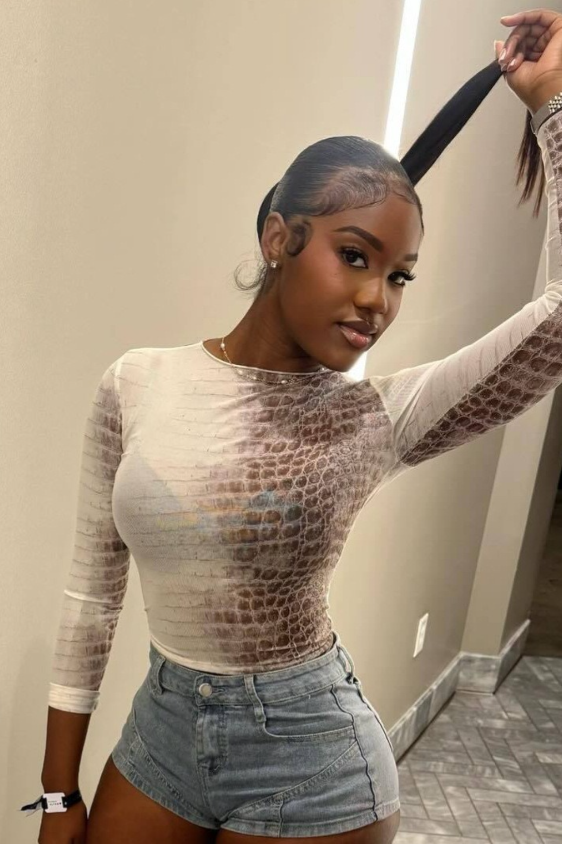 Printed Slim Fitted Crew Neck Cropped Long Sleeve Crop Top Secondary image