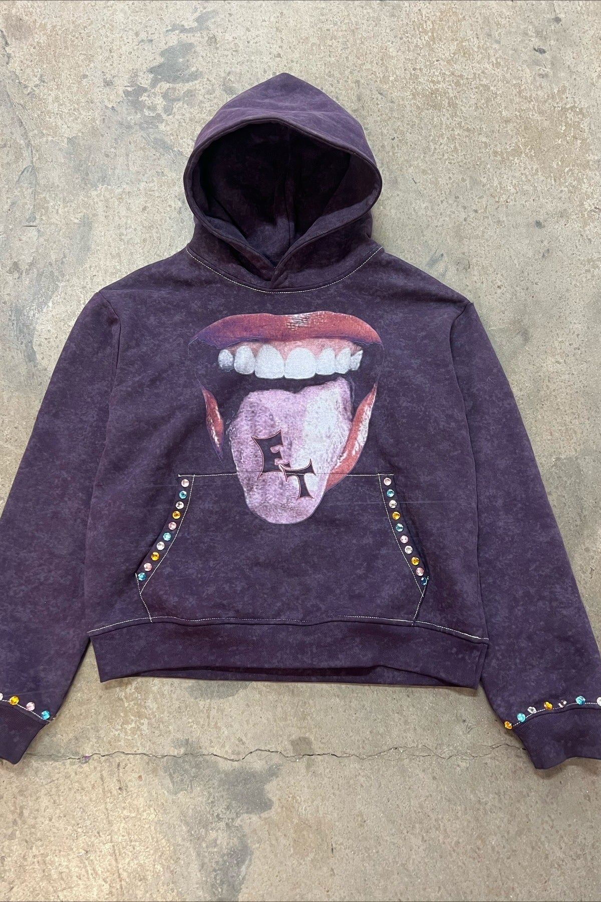 Graphic Mouth Print Studded Pullover Hoodie