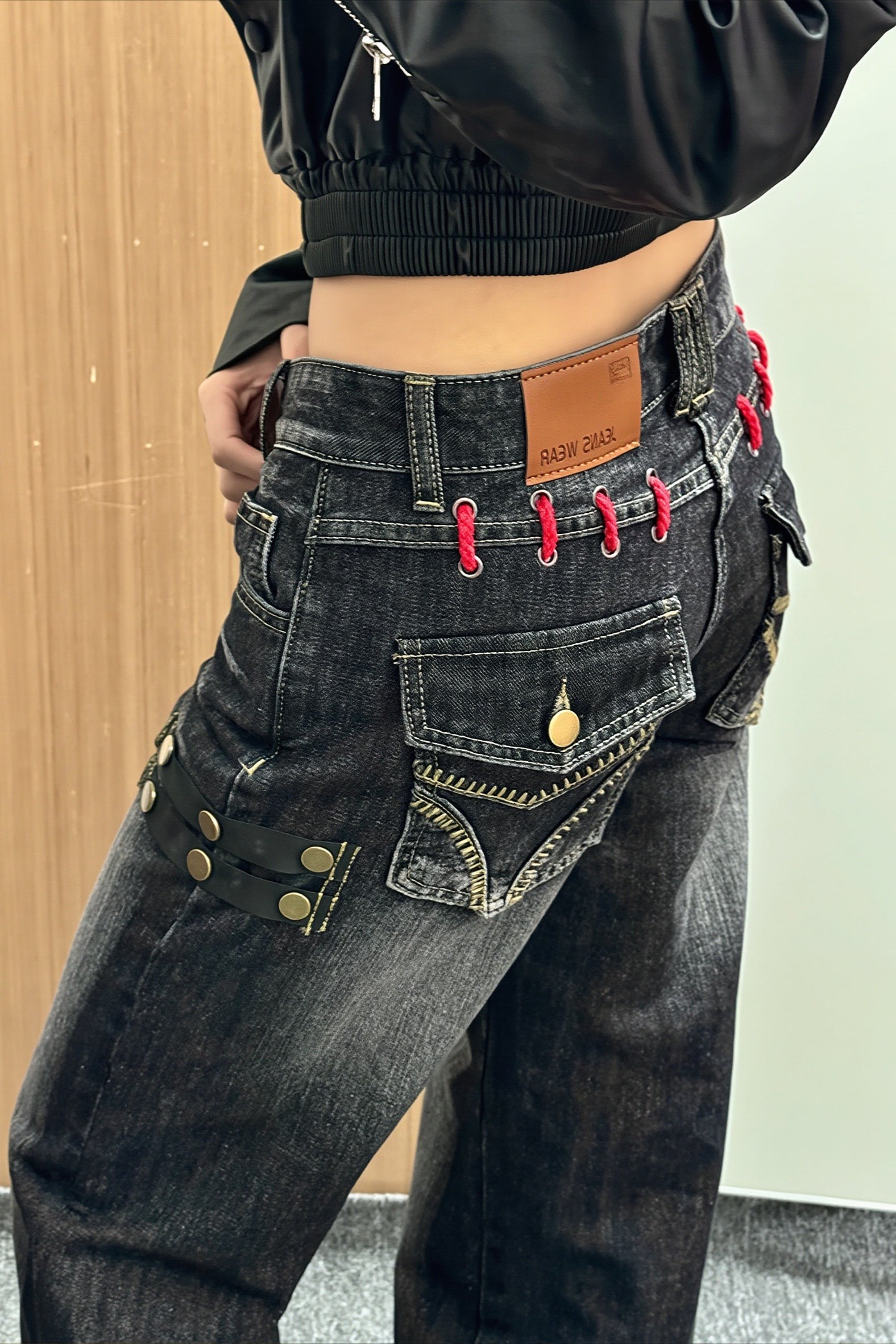 Heavy Wash Pocket Stitch Wide Leg Jeans Secondary image