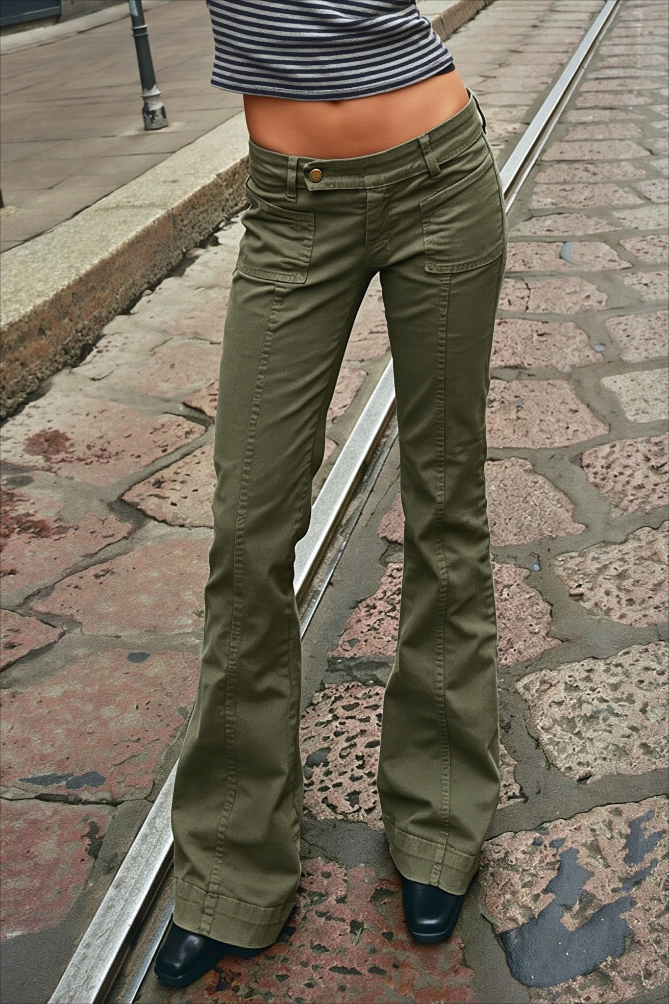 Pocket Panel Low Rise Flare Cargo Pants Secondary image