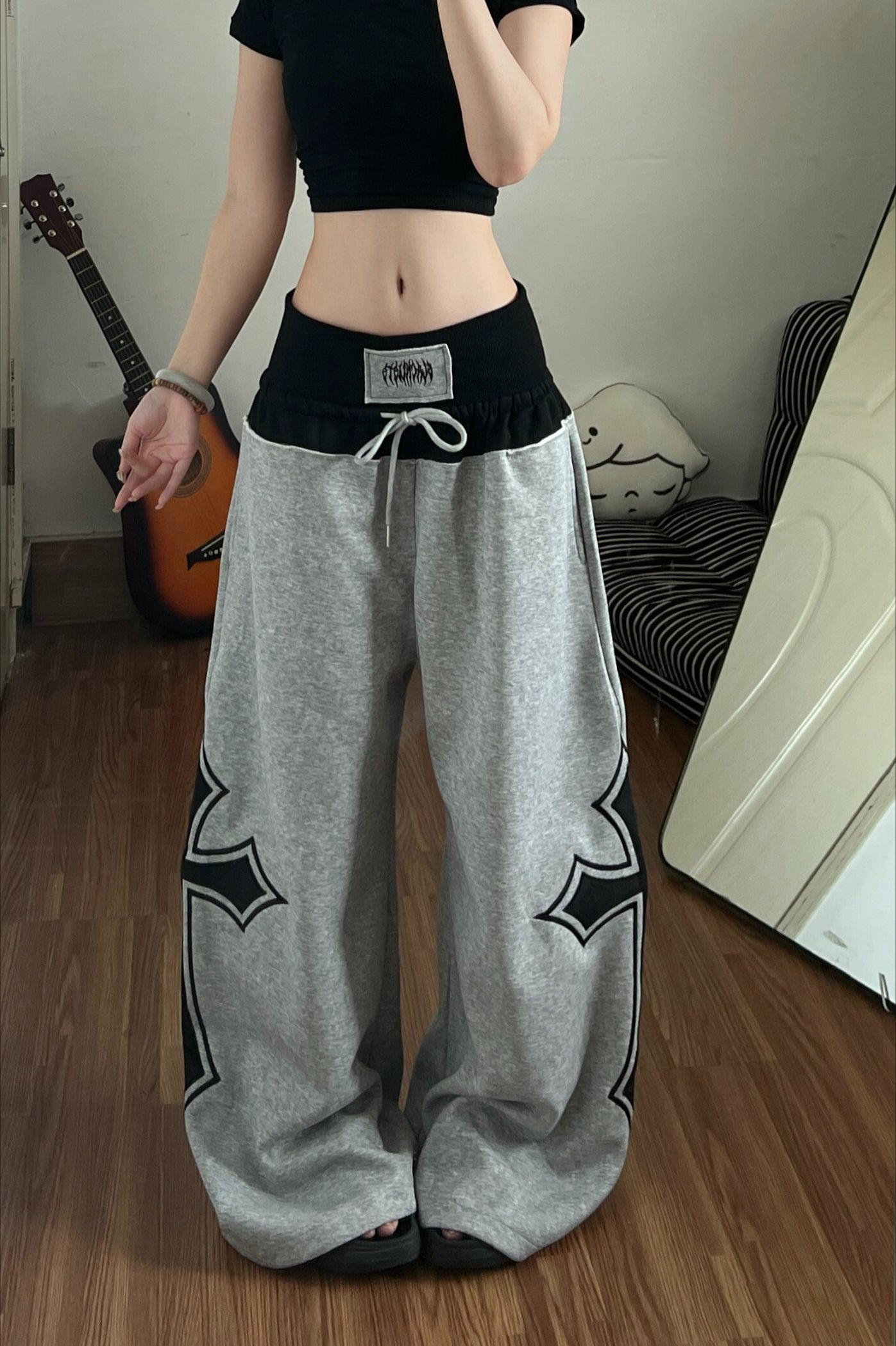 Cross Patch Curved Wide Leg Sweat Pants Secondary image