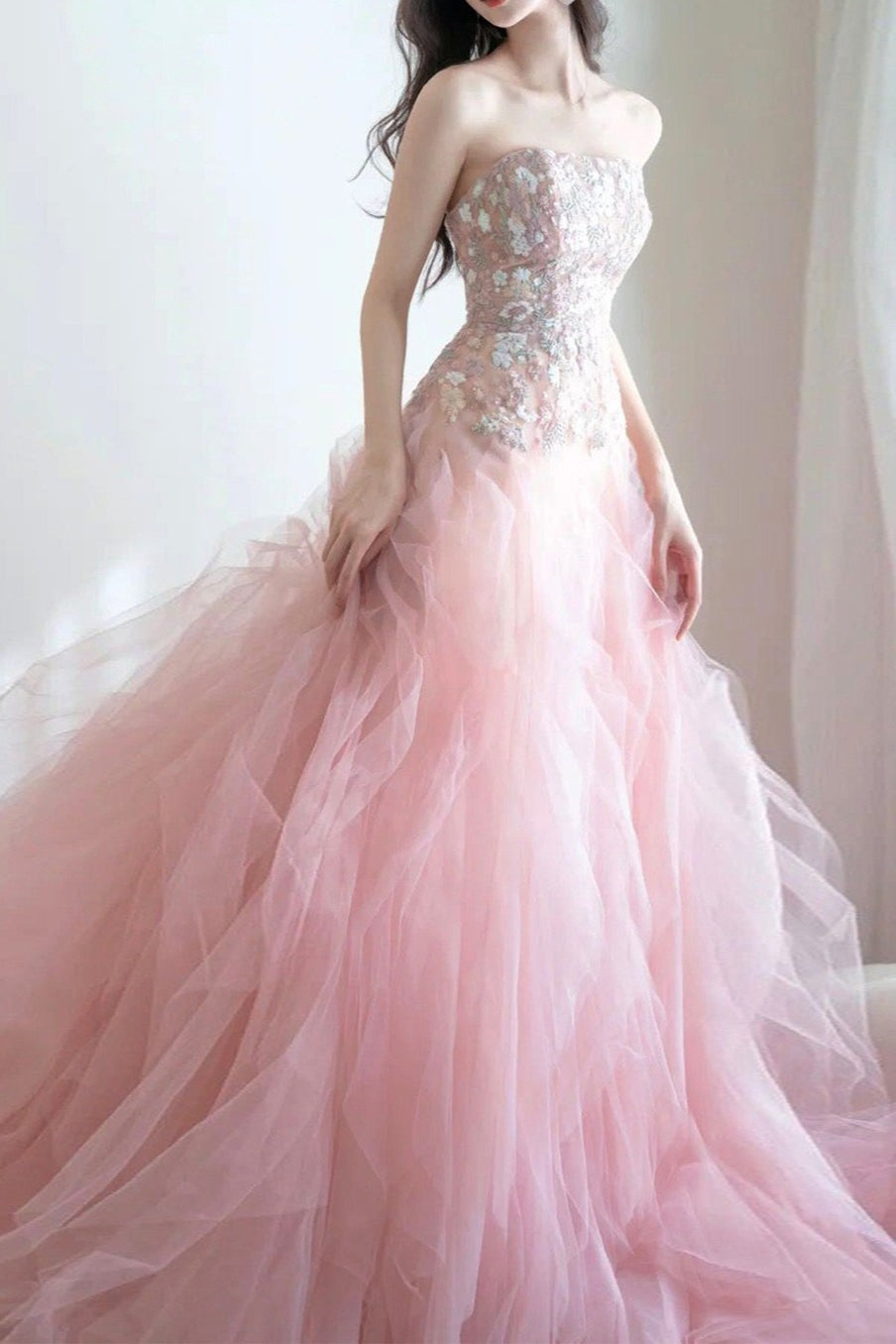Retro Elegant Romantic Bridal Wedding Dress Main image
