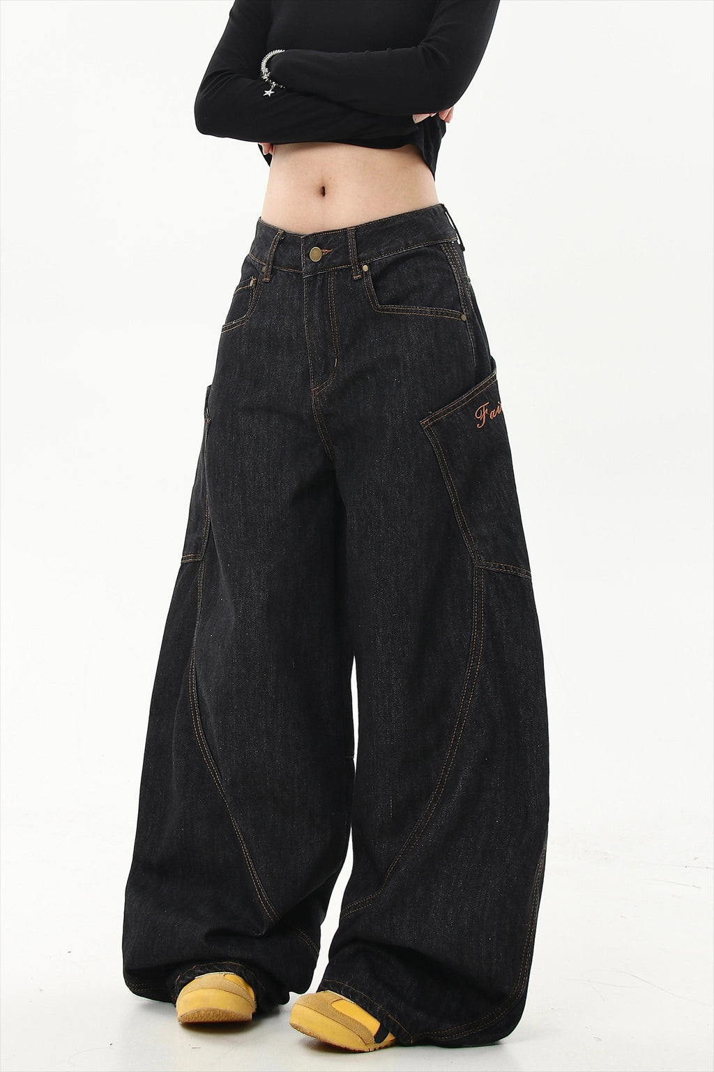 Oversized Pocket Low Rise Barrel Jeans